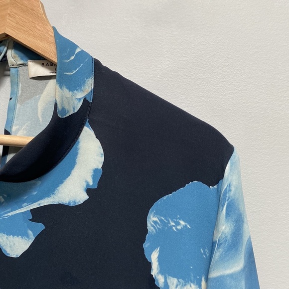 - Aritzia Babaton Navy/Light Blue Floral Long Sleeve Blouse Size L - Picture 3 of 9